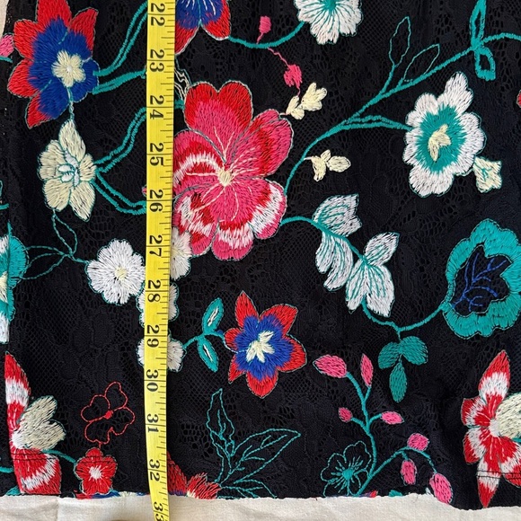 🎉SALE🎉Guess Vibrant Embroidered Floral Off-Shoulder Mini Dress - Picture 8 of 9